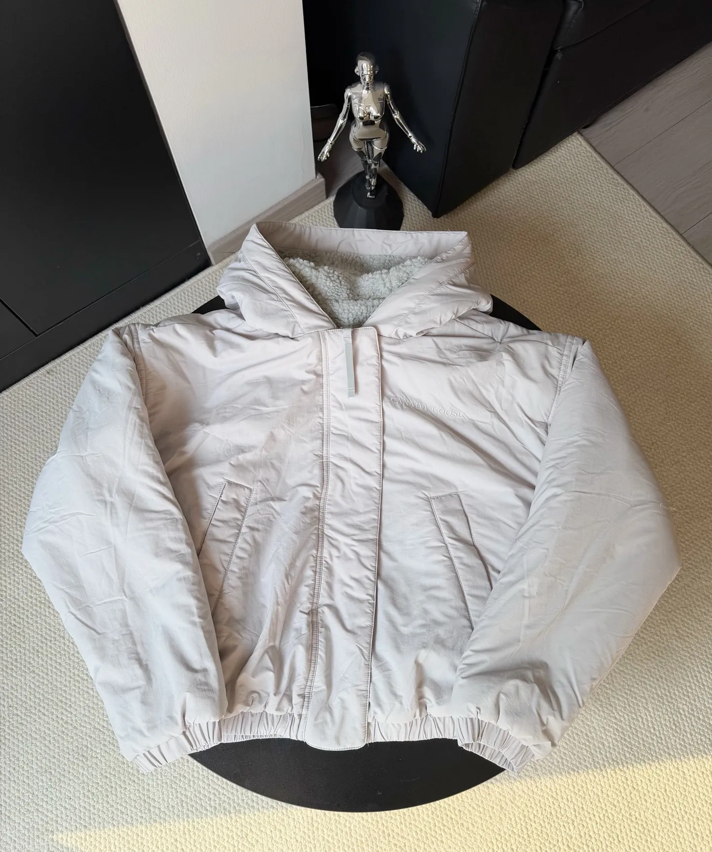 P800 canada goose/大GOose 25 reversible lamb wool flight jacket. It can be worn as a front or back and can be reshaped in any way. The inside and outside are the same color. The embroidered label pattern on the sleeve wall is limited. One side is made of lamb wool. It is delicate and gentle. The plush texture is light and full! The inner lining is polyester, which instantly transforms into an outdoor sports style! Basic neutral style can be combined at will, the most practical size: S M L Color: gray khaki black